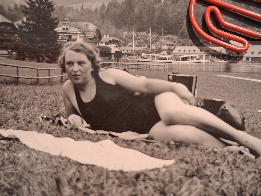 Original Photo Woman Female Young Pretty Bathing King Lake Posture Elegance Body