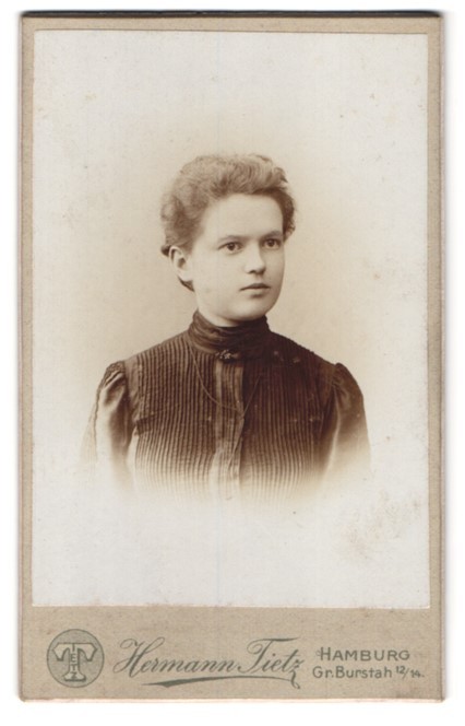Photograph Hermann Tietz, Hamburg, size Burstah 12-14, portrait young lady with z