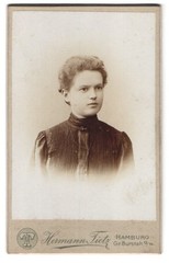 Photograph Hermann Tietz, Hamburg, size Burstah 12-14, portrait young lady with z