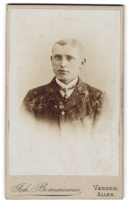 Photograph Joh. Bornemann, Verden/Aller, young man with accurate parting un