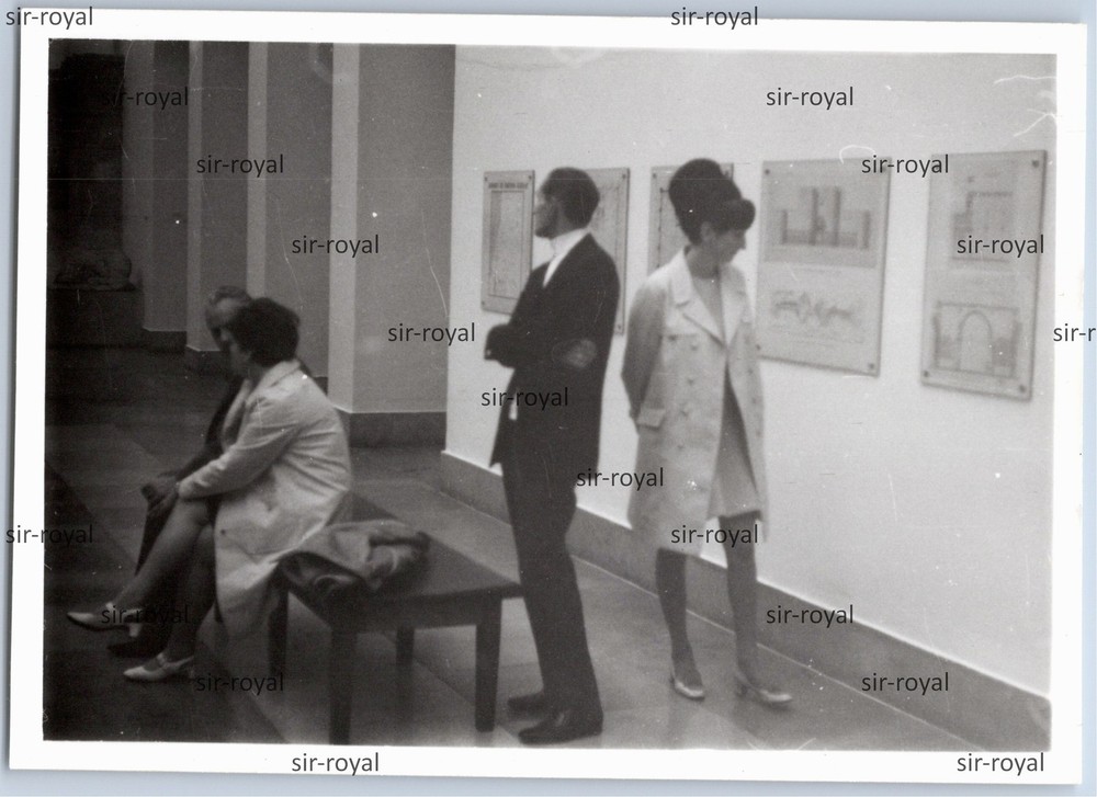 East Berlin around 1970 – People in the Pergamon Museum – GDR – Photo 11x8cm