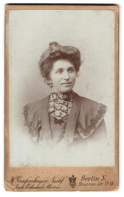 Photograph Eduard Morris, Berlin, Brunnen-Str. 17-18, young lady in pretty class