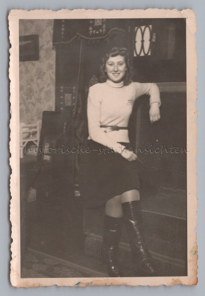Young Woman Portrait – Vintage Photo 1940s