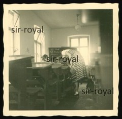 In der Schule vor der Tafel – ca. 1930er Jahre – Foto 6x6cm