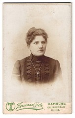 Photograph Hermann Tietz, Hamburg, large burstah 12-14, portrait young lady i