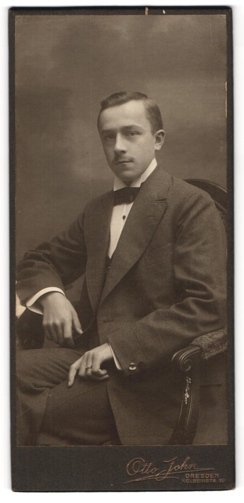 Photograph Otto John, Dresden, Holbeinstraße 95, commoner man sitting in a