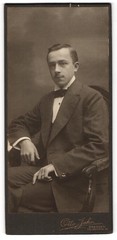 Photograph Otto John, Dresden, Holbeinstraße 95, commoner man sitting in a