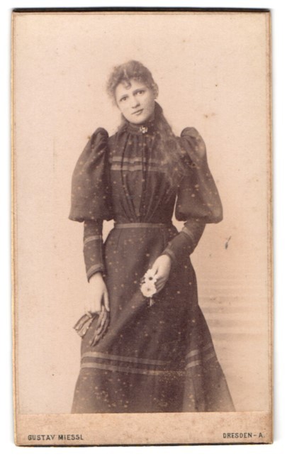Photograph Gustav Miessl, Dresden, Prager Straße 24, woman with flowers in Han