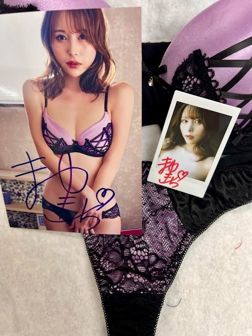 Mayuki Ito autographed cheki photo and bonus item.