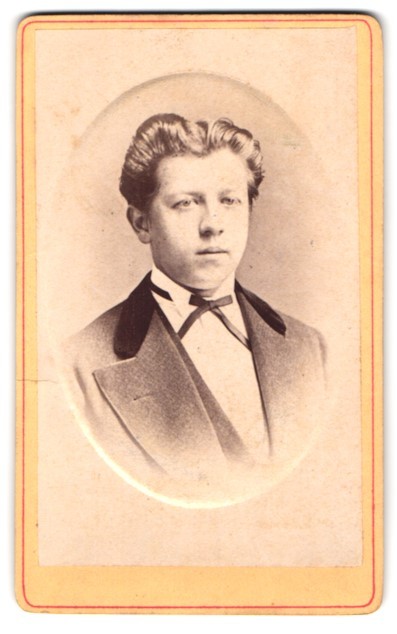 Photograph Carl Deiss, Waldshut, portrait young man in fashionable clothes