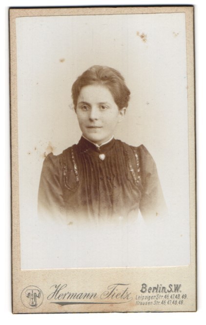 Photograph Hermann Tietz, Berlin, Leipziger Straße 46-49, Young Woman with Heart-B