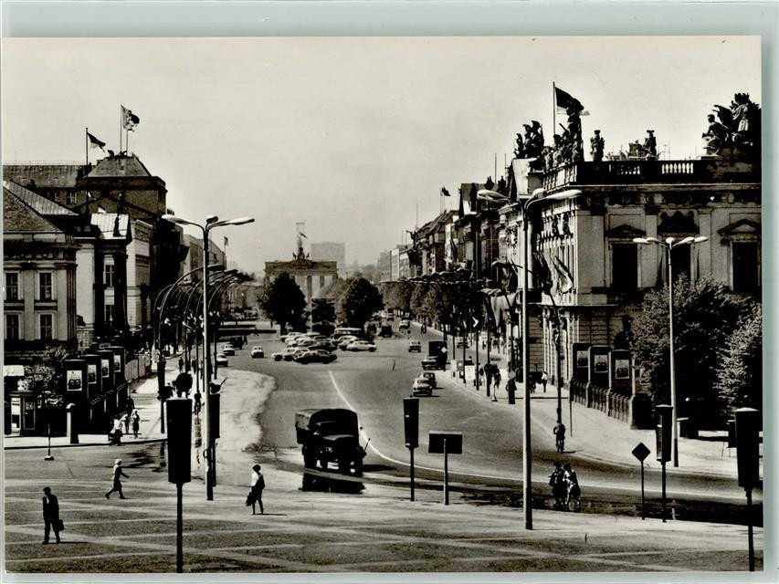 39920295 – 1000 Berlin Mitte Unter den Linden monument Brandenburg Gate truck