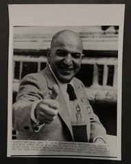 Telly Savalas gives a thumbs up Press Photograph 9×7, b/w 1976