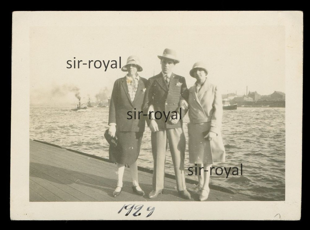 Hamburg 1929 – Dandy with Two Women at Harbour – 1920s – Photo 9x6cm