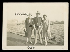 Hamburg 1929 – Dandy with Two Women at Harbour – 1920s – Photo 9x6cm