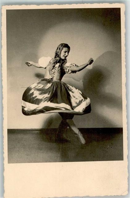 39435904-Daencer costume photo hole and son ballet