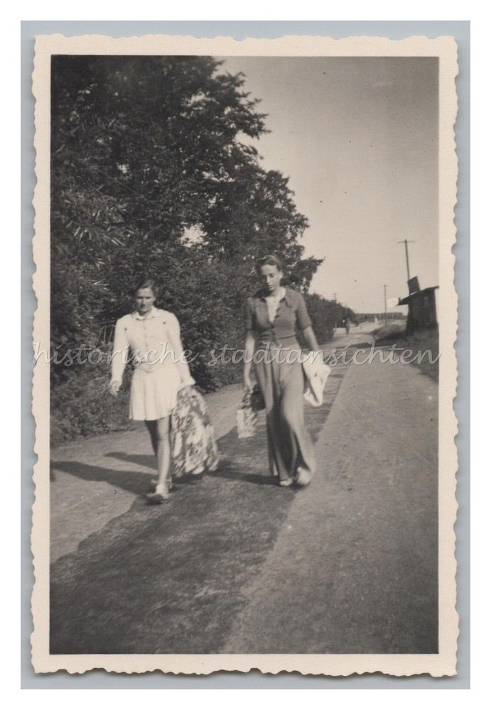2 Women 1940 – Fashion Casual – Old Photo