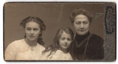 Photograph Gustav Rasch, Schleswig, Stadtweg 32, common mother with her z