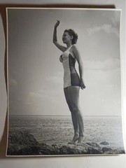 ORIGINAL PHOTOGRAPH ONE PIECE SWIMSUIT MODEL ON BEACH 1940’S TO 1950’S 11 X 14