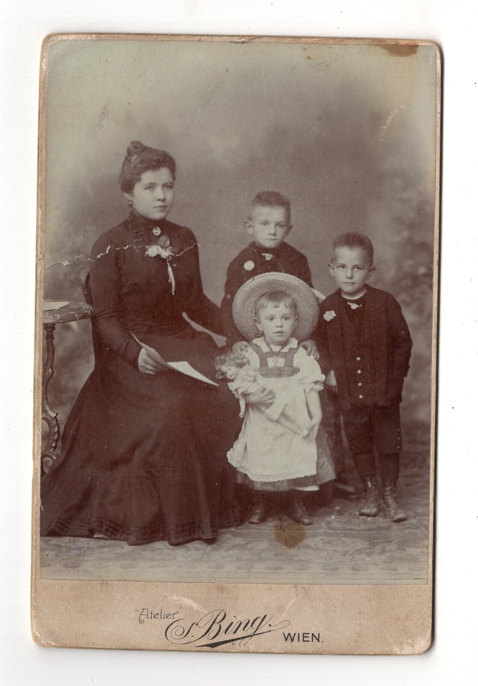 CAB Photo Fine Lady with Small Children & Doll – Vienna 1902