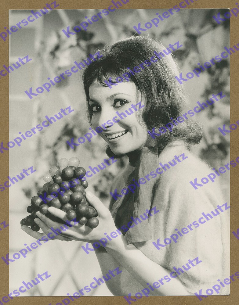 gold. Photo Arthur Grimm portrait Esther Ofarim Zaied grapes Berlin Israel 1960