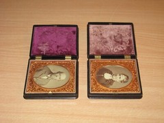 2 Old Portrait Photos In Bakelite Box Around 1910 Very Decorative