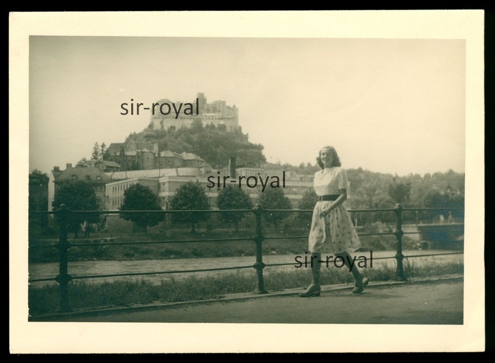 Salzburg 1944 – Pretty Woman in Front of Hohensalzburg Fortress – 1940s – Photo 10x7cm