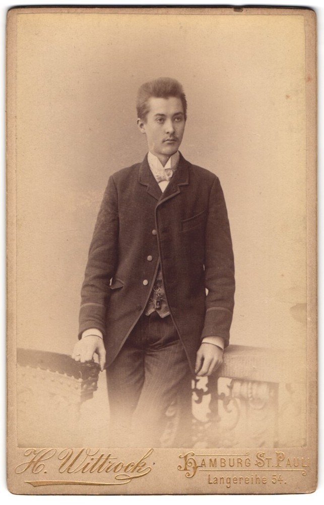 Photograph H. Wittrock, Hamburg-St. Pauli, long row 54, young man in third