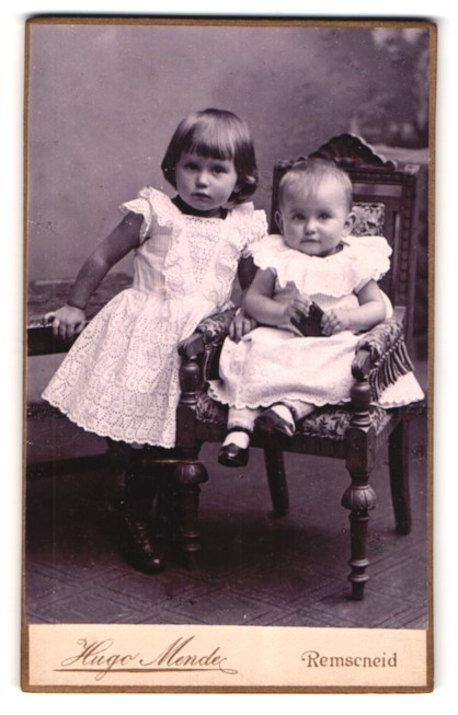 Photograph Hugo Mende, Remscheid, Alleestraße 19, Emmi and Getrud R. in 1893