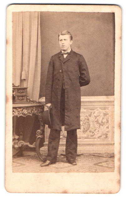 Photograph F. Tellgmann, Mühlhausen I. Th., Man Portrait with Elegant Table