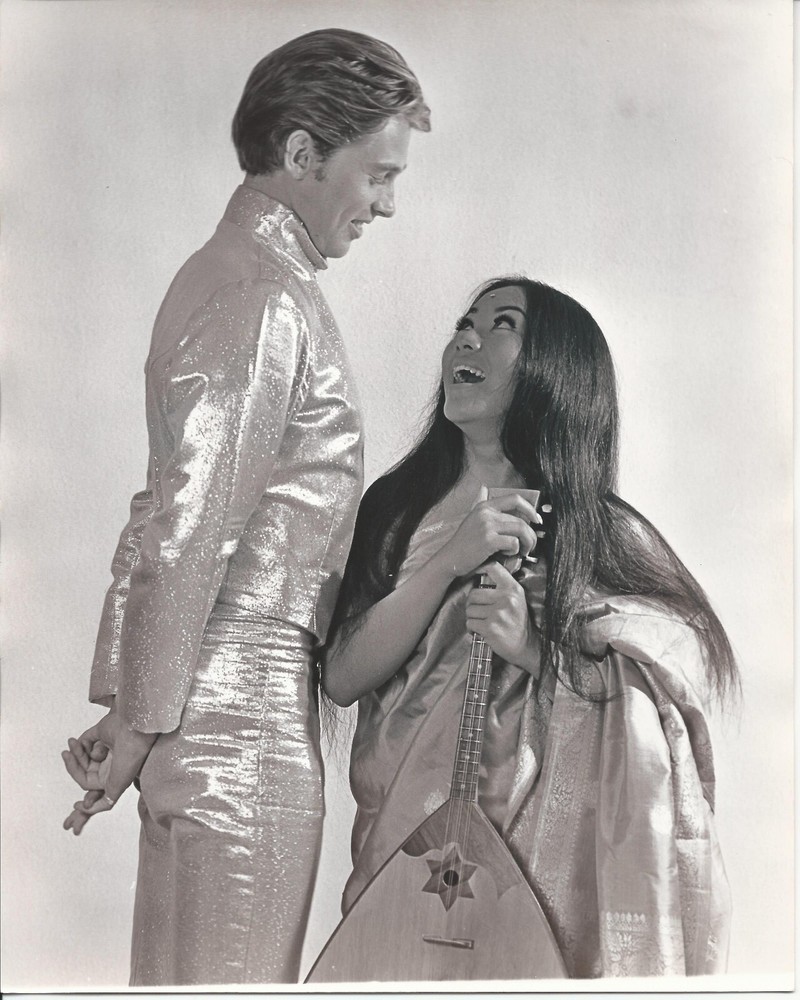 Hendrickson Orig Photo B&W SPARKLE MAN & INDIA WOMAN HAVING A MOMENT 8 x 10″