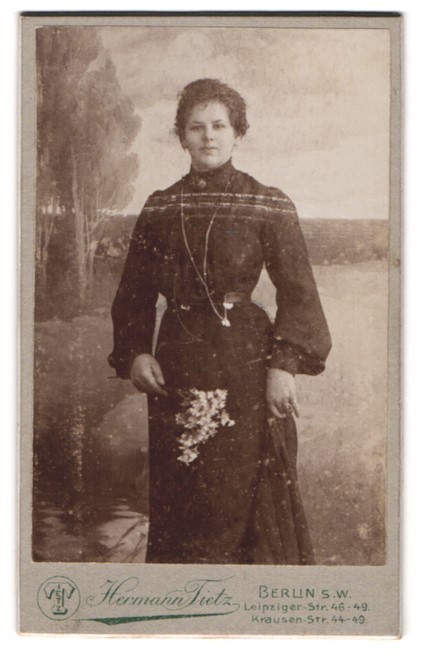 Photography Hermann Tietz, Berlin-SW, Leipziger-Strasse 46-49, portrait elegant