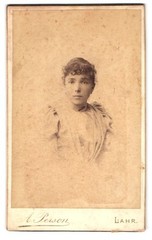 Photograph A. Person, Lahr, Schillerstraße 21, portrait young woman in gathered