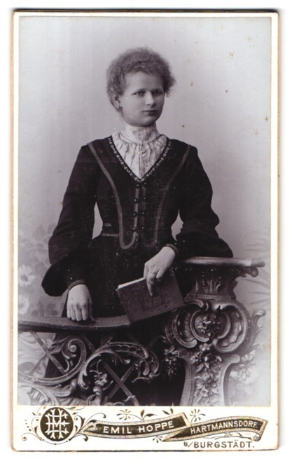 Photograph Emil Hoppe, Hartmannsdorf near Burgstädt, portrait elegant Miss