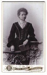 Photograph Emil Hoppe, Hartmannsdorf near Burgstädt, portrait elegant Miss