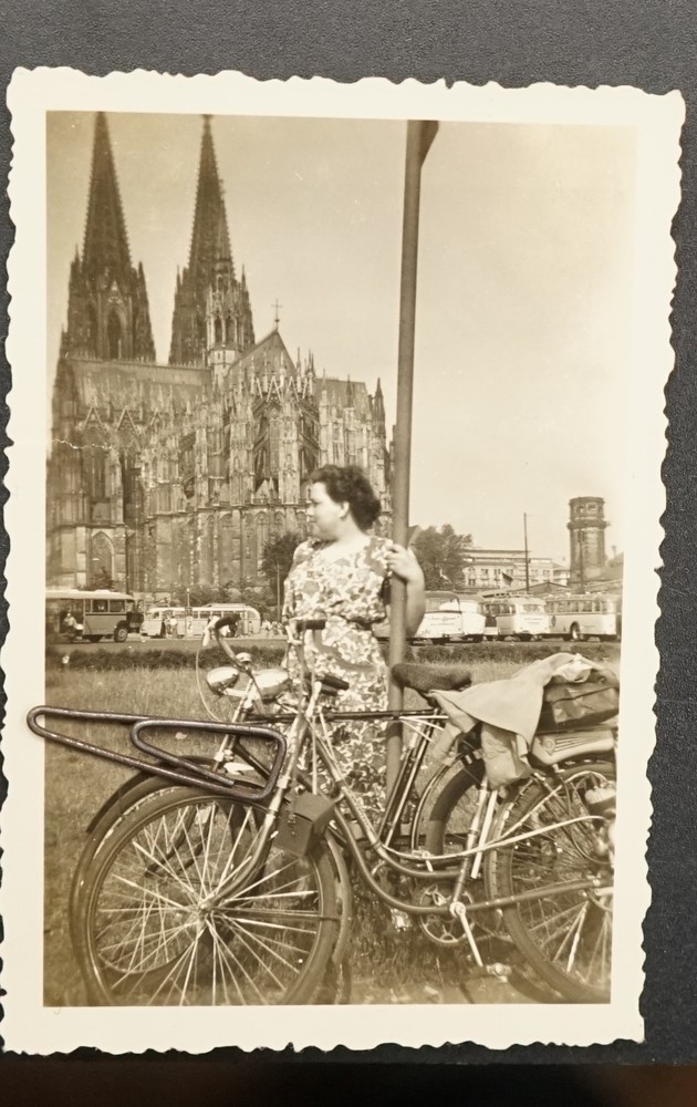 Photo portrait young woman Cologne Cathedral bicycle model picture bus traffic old men lady