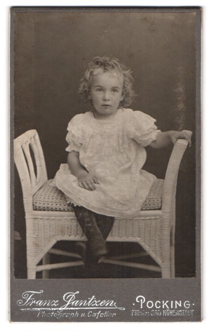 Photography Franz Jantzen, pocking, portrait little girl in dress