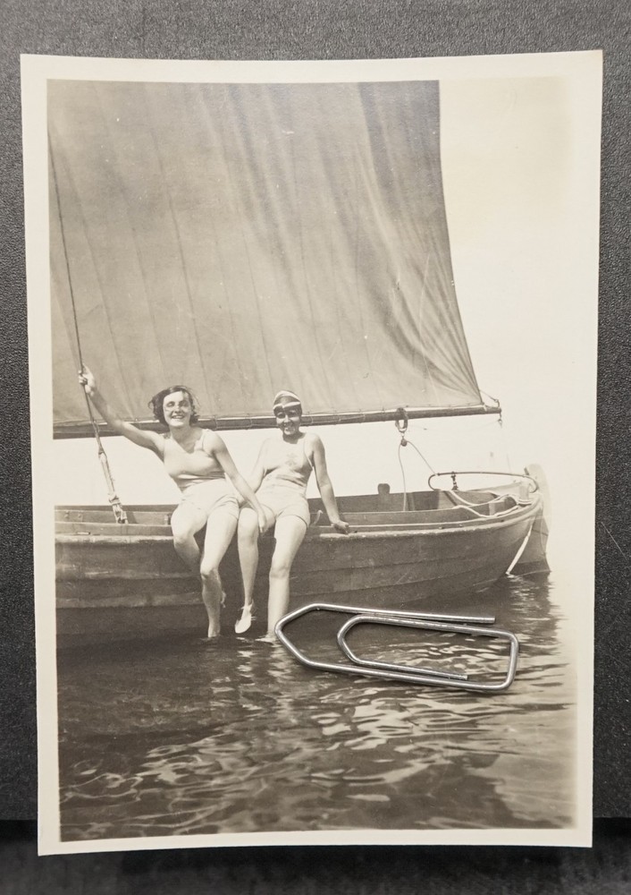 Photo Portrait Niendorf 1931 Young Women Swimsuit Sailing Ship Boat Posing Old