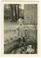 Mädchen mit Puppe im Juli 1944 – Altes Foto 1940er