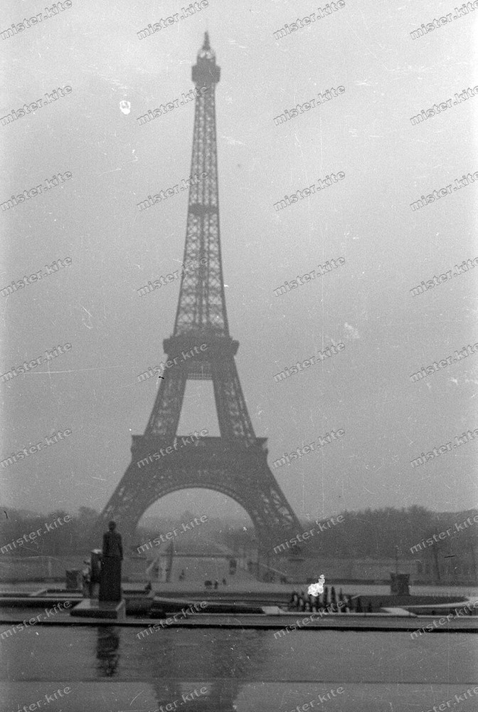 Negative-Paris-France-Infantry-Regiment-107-Eiffel Tower-1940-154