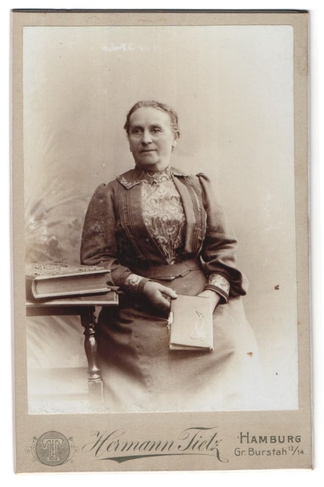 Photograph Hermann Tietz, Hamburg, size Burstah 12-14, portrait older lady in h