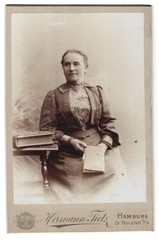 Photograph Hermann Tietz, Hamburg, size Burstah 12-14, portrait older lady in h