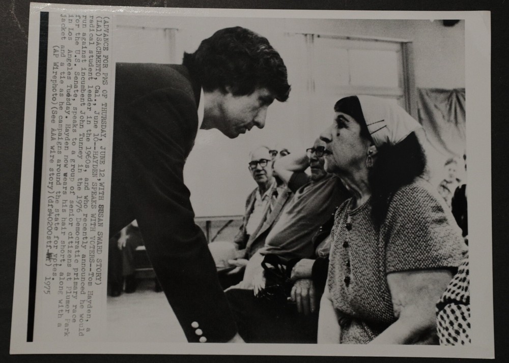 Radical Tom Hayden talks to voters Press Photograph 9×7, b/w 1976