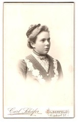 Photograph Carl Schäfer, Elberfeld, Kipdorf 57, portrait of a young woman