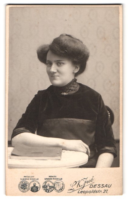Photograph L. K. Jué, Dessau, Leopoldstrasse 27, portrait young lady with modern