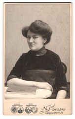 Photograph L. K. Jué, Dessau, Leopoldstrasse 27, portrait young lady with modern