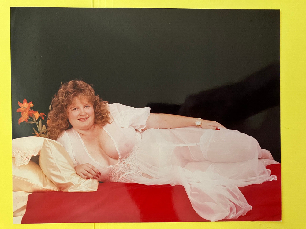 WHITE NIGHTGOWN ON RED & BLACK – COLOR 8×10″ photo , 1980s Amateur Art Model