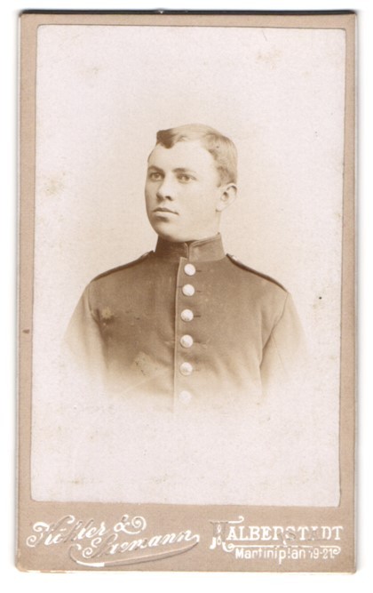 Photograph Köhler & Saemann, Halberstadt, Martiniplatz 19-21, young soldier in
