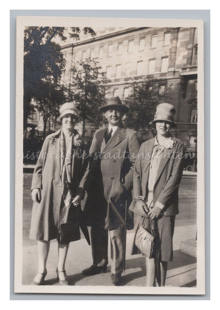 Portrait Mann & Frauen – Mode Hüte Taschen Hut Kleidung – Altes Foto 1930er