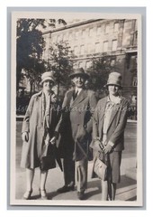Portrait Mann & Frauen – Mode Hüte Taschen Hut Kleidung – Altes Foto 1930er